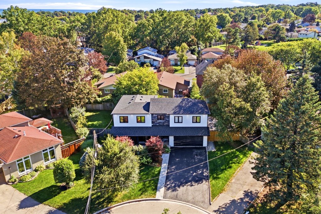Aerial view of 862 Boxworth Place and its West Shore surroundings in Pickering