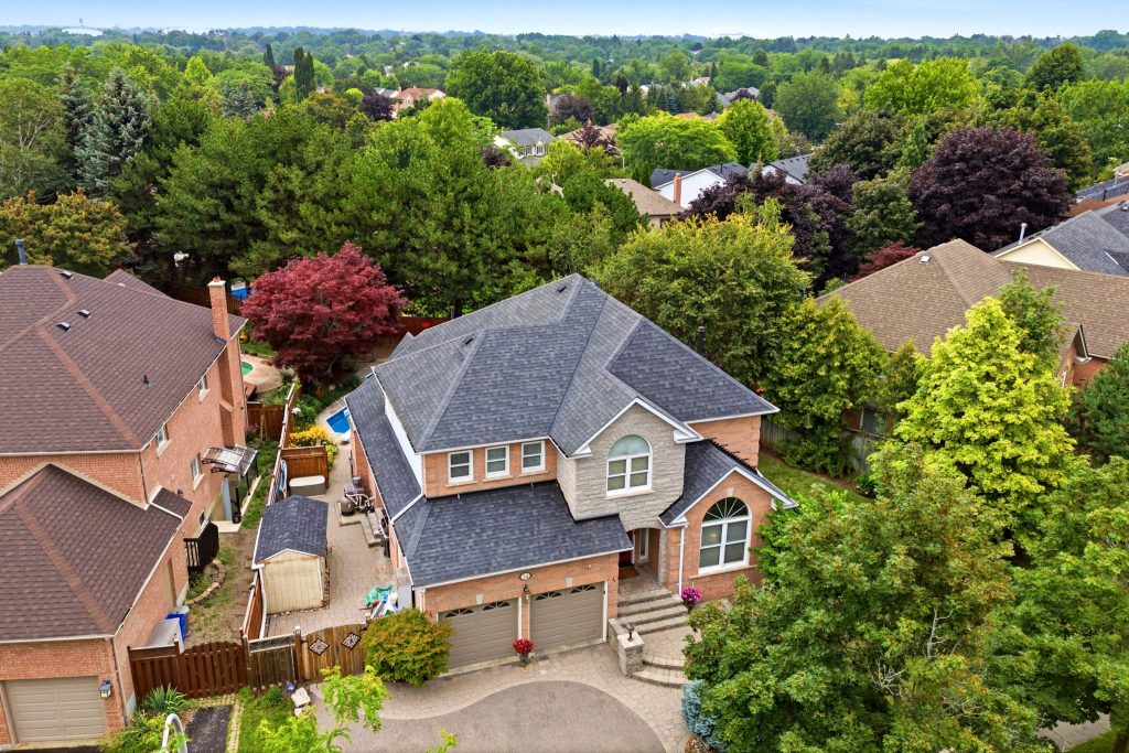 Aerial view of 34 Kennett Drive and its tree-lined surroundings in Whitby